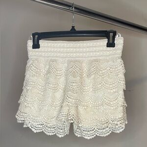 Med Ivory/crème ruffled shorts
